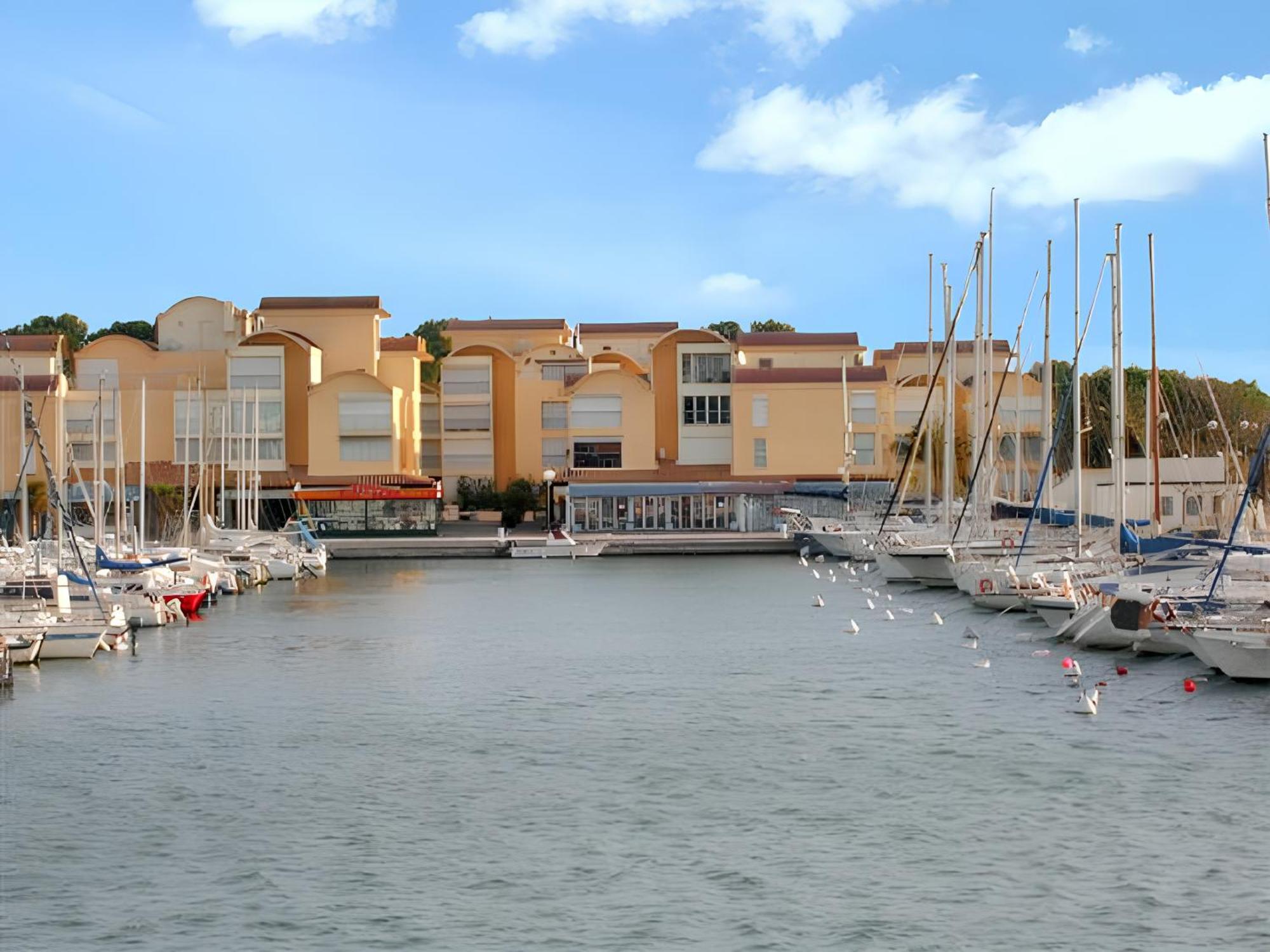 Appartement Gruissan: Cozy 1-Bedroom with Shared Pool and Beach Proximity Exterior photo
