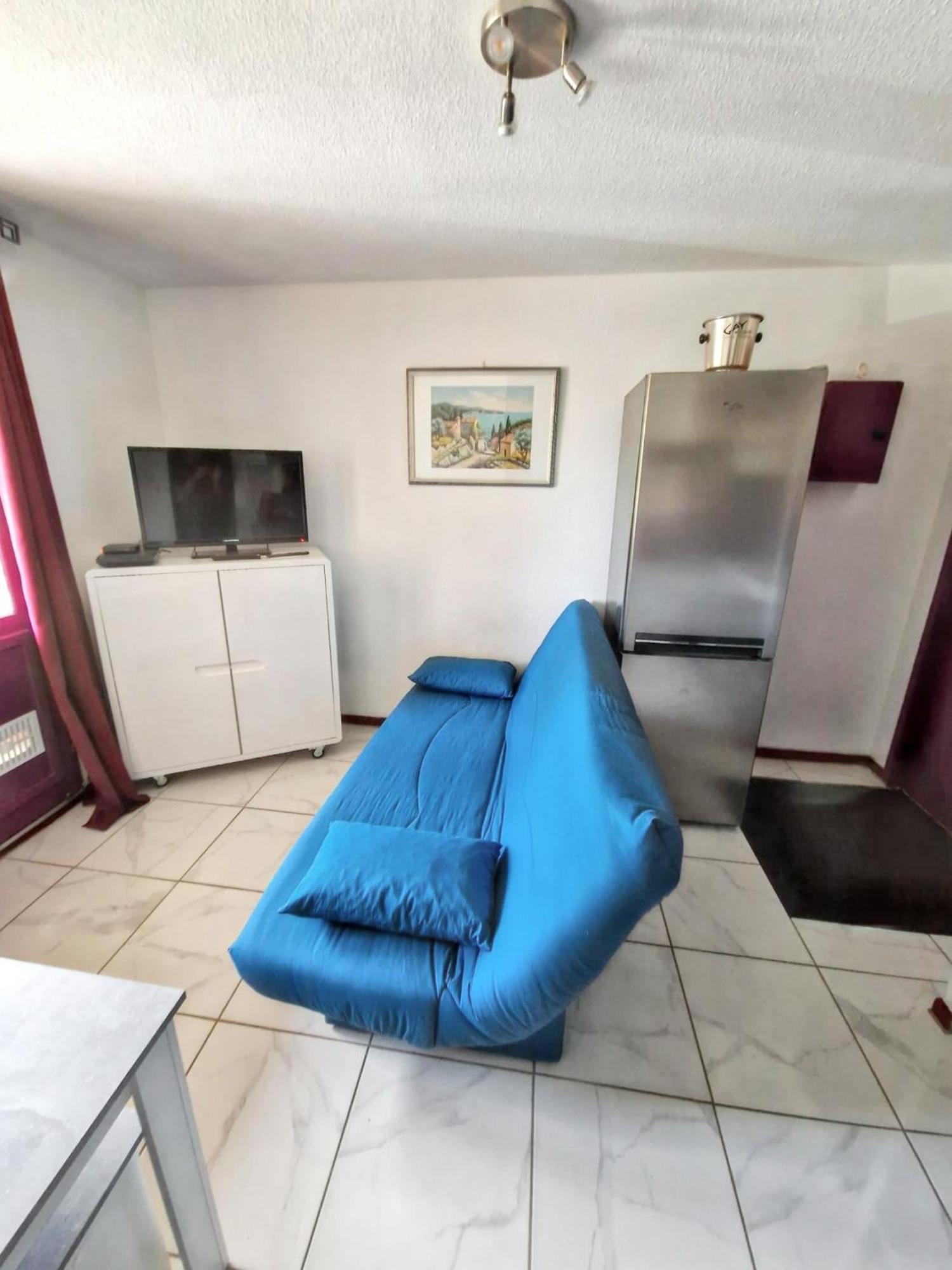 Appartement Gruissan: Cozy 1-Bedroom with Shared Pool and Beach Proximity Exterior photo